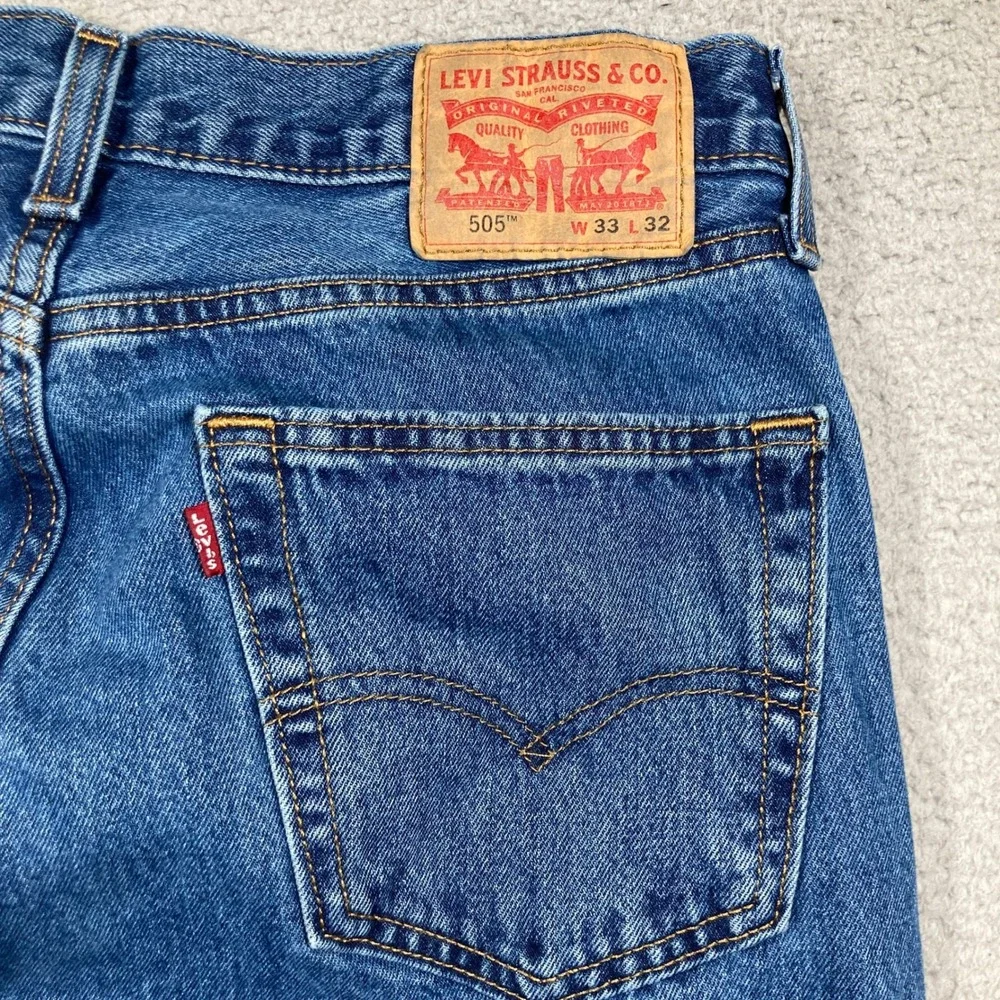 Levi's 505 Regular Fit Jeans Mens 33x32 Medium Wash Blue Straight Leg Denim